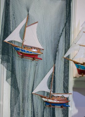 Küçük renkli modeli yelkenli kümesi