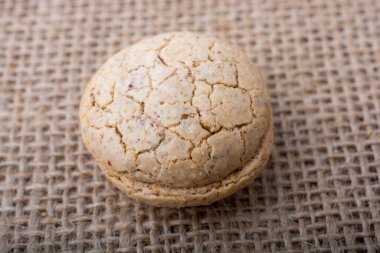 Keten bir tuval üzerine elinde Türk badem çerez