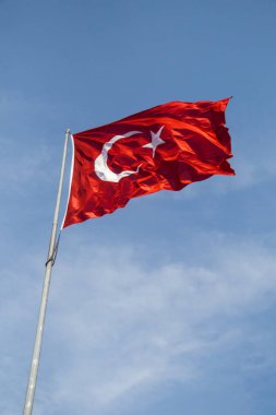 Türk ulusal bayrağı açık havada bir direğe asılı