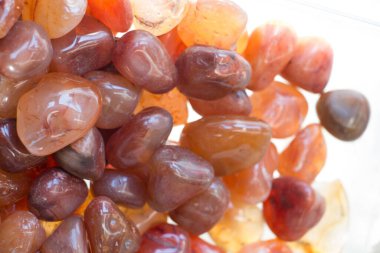 Belli bir tipte doğal mineral değerli taşlar.