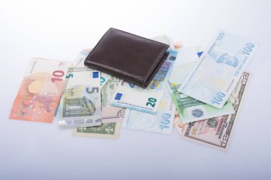 Beyaz arka planda el ele tutuşan Amerikan doları banknotları
