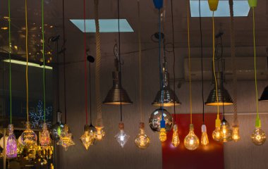 Dekoratif antika edison tarzı iplik ampulleri asılıydı.