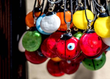 Bir pazarda çeşitli renkte renkli boncuklar