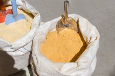 taze ızgara mısır unu bir çuval içinde bulundu