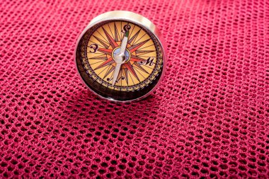 Seyahat kavramı olarak manyetik pusula aracı