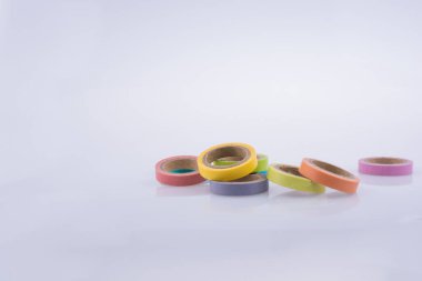 Renkli beyaz arka plan üzerinde Yapışkan bantlar izolasyon