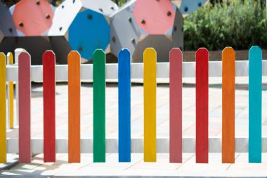 Dekoratif renkli ahşap çitin bir kısmını kapatın.