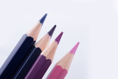 çeşitli renk beyaz bir arka plan üzerinde renkli kalemler