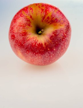 Beyaz arkaplanda taze kırmızı elma