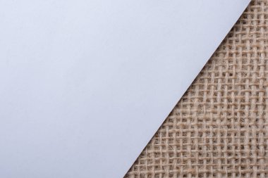 Keten bir tuvale yerleştirilmiş beyaz bir kağıt parçası.