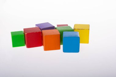 Kabaca yerleştirilmiş renkli ahşap yapı taşları