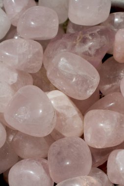 Mineral kaya numunesi olarak Rose Quartz 'ın değerli taşı yuvarlandı