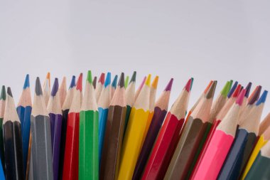 çeşitli renk beyaz bir arka plan üzerinde renkli kalemler