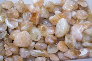 Belli bir tipte doğal mineral değerli taşlar.