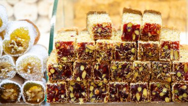 Geleneksel Türk Lokum şekeri ile kaplanmış yumuşak şekerler