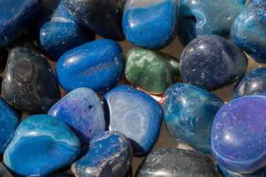 Belli bir tipte doğal mineral değerli taşlar.