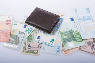 Beyaz arka planda el ele tutuşan Amerikan doları banknotları