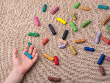 Renkli boya kalemi ve bir tutan bir küçük çocuklar el kullanılan