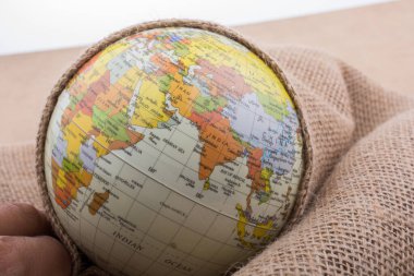 Keten tuval modeli dünya çapında sarılır