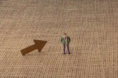 Ok ve bir adam heykelcik ve kırmızı oyuncak araba bir tuval arka plan