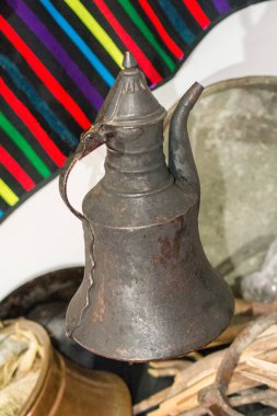 Antika pazarında doğu usulü antik metal sürahi.