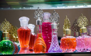 Küçük renkli şeffaf şişeler.