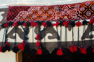 Osmanlı Türkçesi geleneksel püsküllerinin çeşitli renklerde seçilmesi