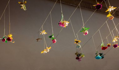 Çiçek sanatı sokak süsü olarak renkli yapay çiçeklerden yapılmıştır.