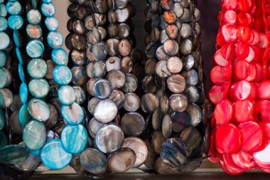 Çeşitli renkte renkli boncuklar.