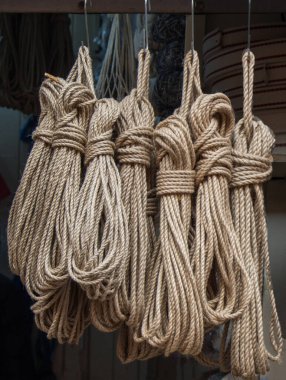 Çarşıda keten bir ip demeti