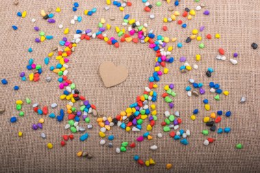 Kalp şeklindeki dünya renkli çakıl taşlarıyla şekillenir.