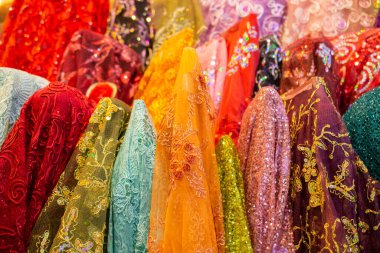 Çeşitli renk ve tipte renkli kumaş örnekleri