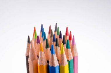 Beyaz arkaplanda çeşitli renk kalemleri