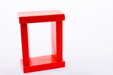 Beyaz arkaplanda renkli dominolar