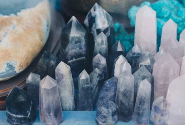 Belli bir tipte doğal mineral değerli taşlar.