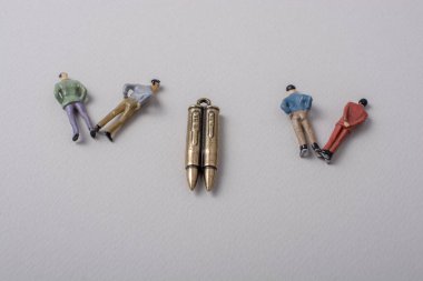 Erkekler figür modeli ve Mermi savaş fotoğrafçılığına karşı kavramsal