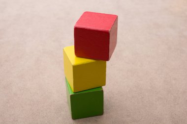 Kahverengi arkaplanda renkli yapı taşları