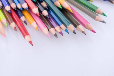 Beyaz arkaplanda renkli kalemler