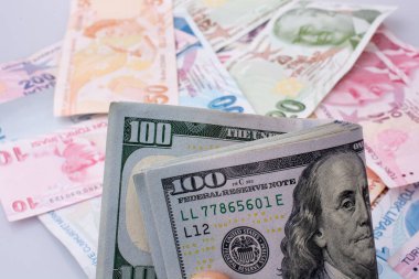 Amerikan Doları banknot ve Turksh Lirası banknot beyaz arka plan üzerinde yan yana