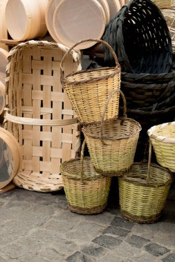 Boş sepetler bir pazar yerinde satılıktır.
