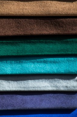 Çeşitli renk ve tipte renkli kumaş örnekleri
