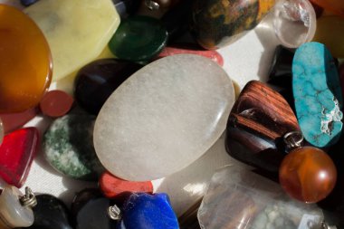 Belli bir tipte doğal mineral değerli taşlar.