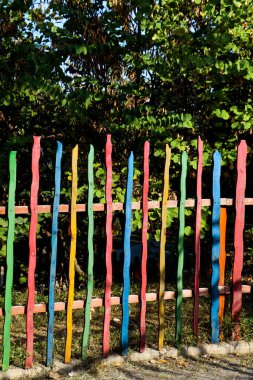 Dekoratif renkli ahşap çitin bir kısmını kapatın.