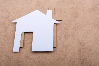 Kahverengi arka planda küçük kağıt evler