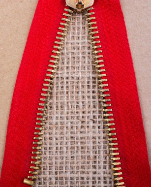 Keten tuvalde renkli bir fermuarın yakın çekimi