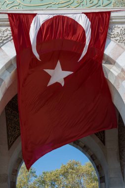 Türk ulusal bayrağı açık havada bir direğe asılı