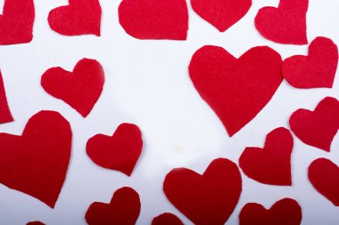 Sevgililer Günü 'nde yırtık kağıda aşk kavramı yazılıyor.