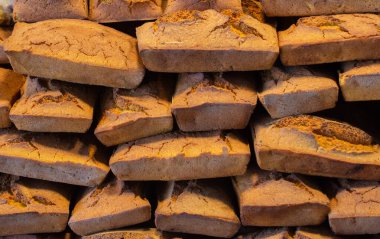 Mısır unundan yapılmış bir somun mısır ekmeği.