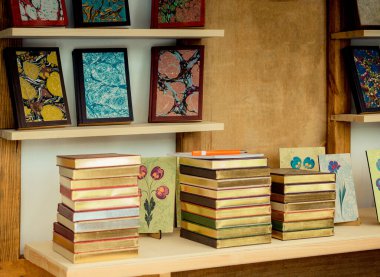 Dekoratif kapağı olan bir defter.