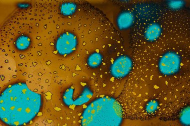 Su tabanında yağ kabarcıkları oluşmuş.